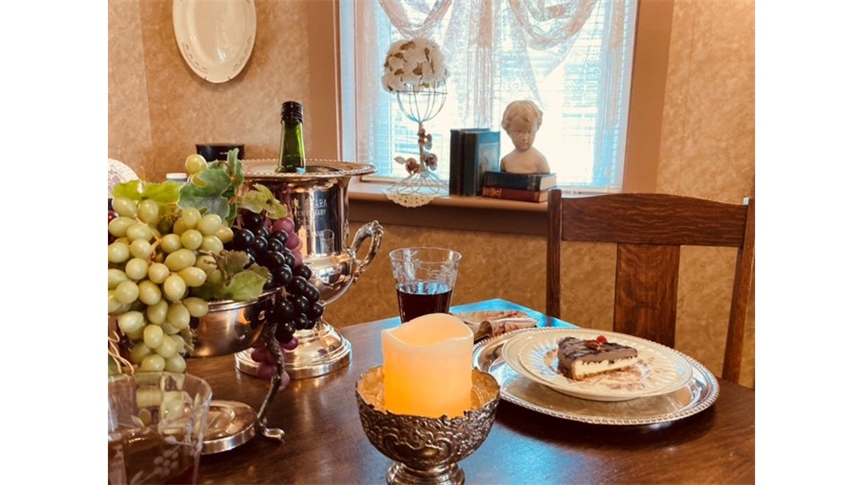 Milliner’s Bedchamber Cottage Dining Table